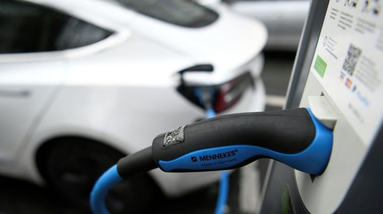 Le gouvernement français annonce un bonus de 1000 euros pour l'achat d'un véhicule électrique d'occasion