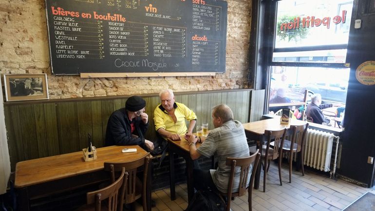 Le public est invité à acheter des bons à valoir quand les cafés rouvriront