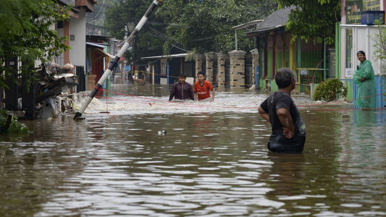 Des inondations paralysent la capitale indonésienne Jakarta