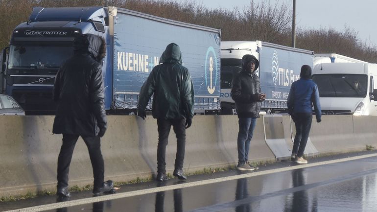 Calais : au réveillon de Noël, la justice autorise l'expulsion des migrants sous les ponts