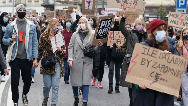 Les Polonais manifestent à Varsovie pour le droit à l'avortement