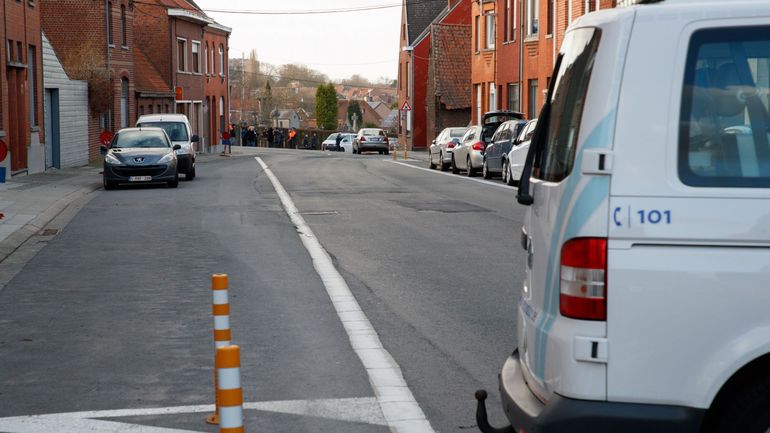 Une personne retranchée chez elle à Mouscron : la police présente sur place