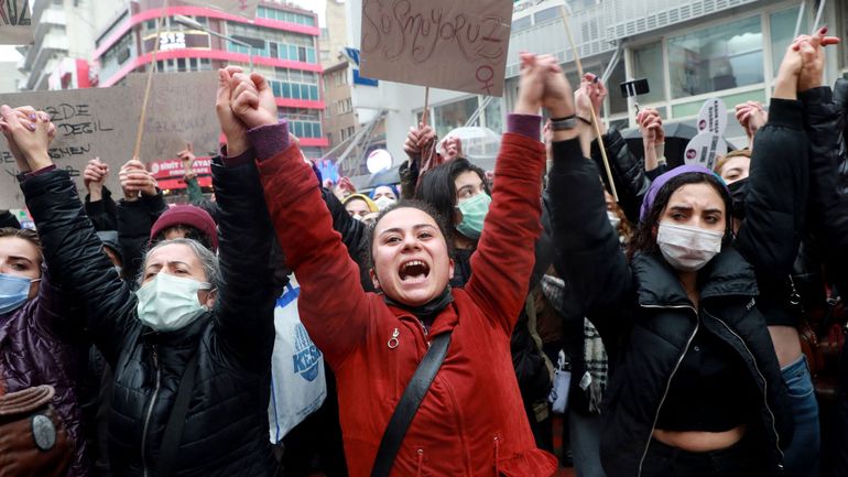 En Turquie, des centaines de manifestants appellent le pouvoir à se maintenir dans un traité contre les violences faites aux femmes