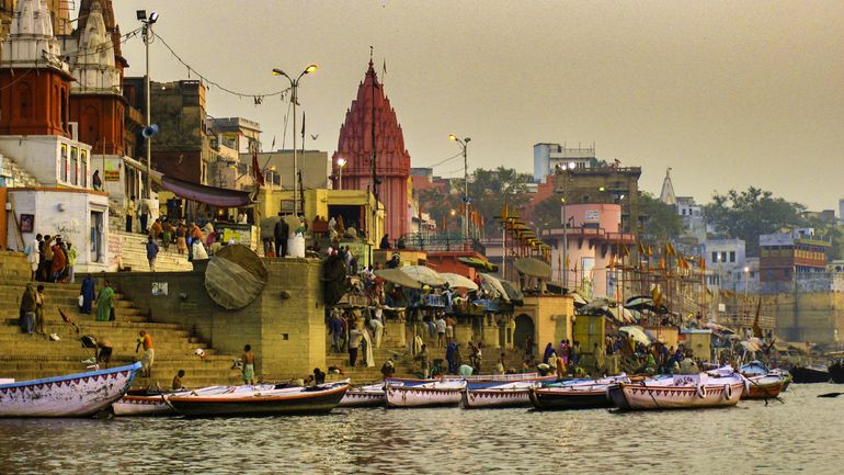 Coronavirus en Inde : des dizaines de corps présumés morts du Covid-19 s'échouent sur les rives du Gange
