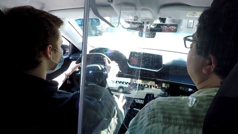 Faut-il installer un plexiglas dans les véhicules utilitaires pour protéger les passagers ?
