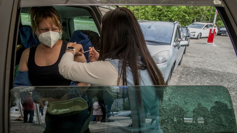 En République tchèque, la population peut se faire vacciner dans un drive-in
