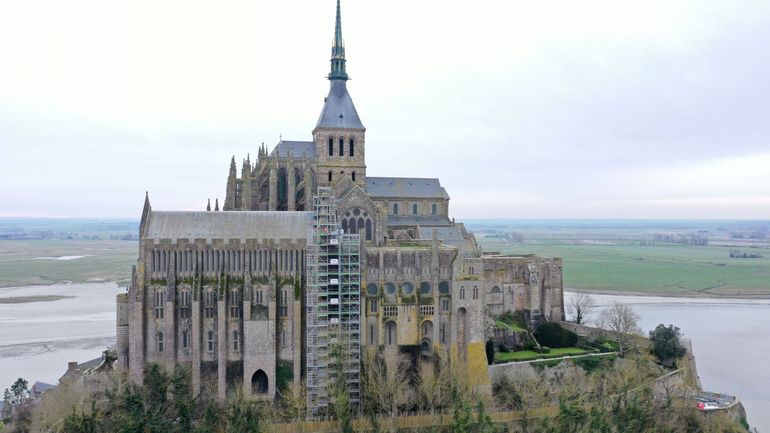 Attaqué par les embruns, le Mont-Saint-Michel en travaux pour trois ans