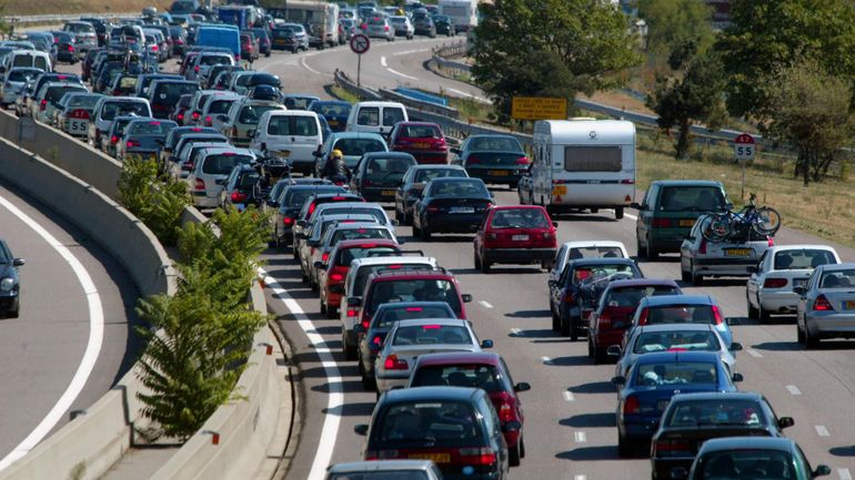 Chassé-croisé : déjà plus de deux heures de files sur l'Autoroute du Soleil, vers le sud