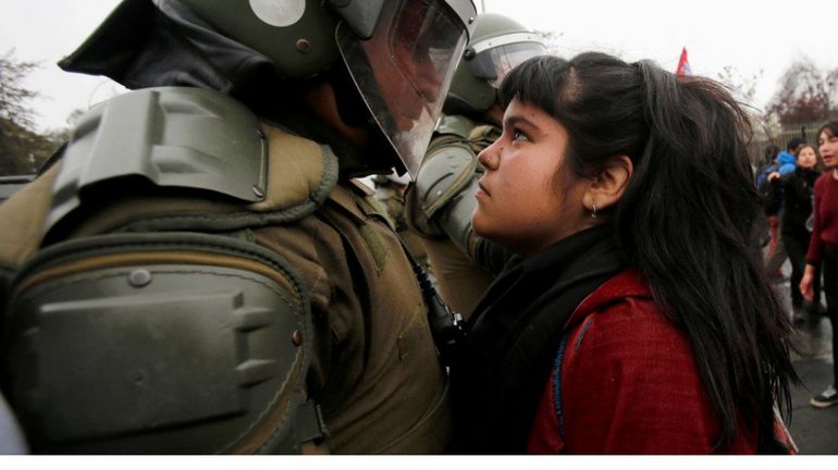 Trois ans après, la jeune Chilienne qui tient tête à la police refait le tour du web, symbole de la résistance à la force