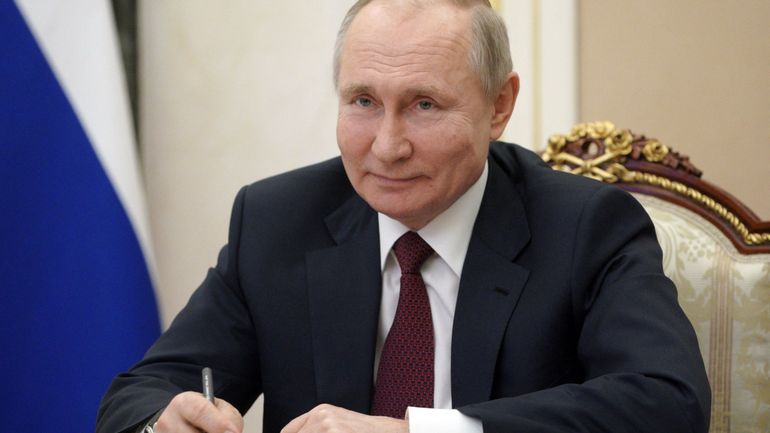 Vladimir Poutine signe la loi l'autorisant à faire deux mandats présidentiels de plus