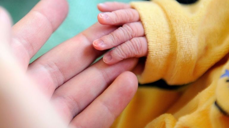 Première en France: une dame qui avait reçu une greffe d'utérus met au monde un bébé