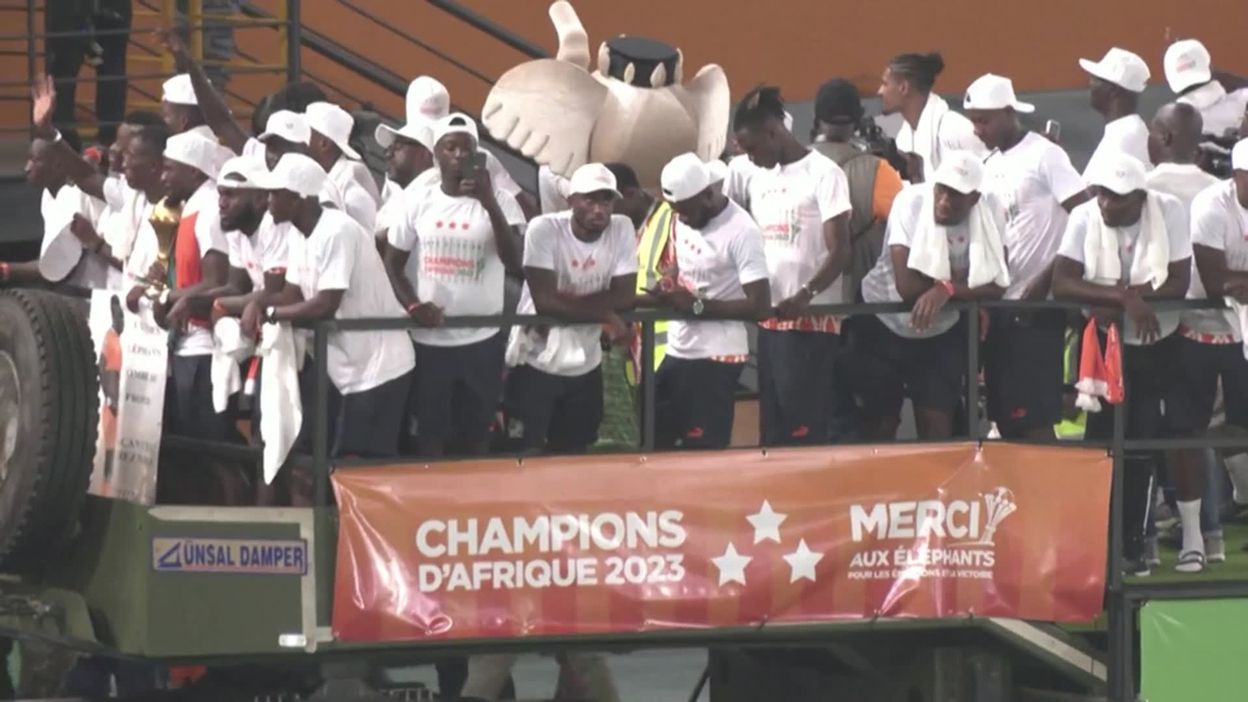 La parade de la Côte d'Ivoire de retour en Afrique avec le trophée de la CAN