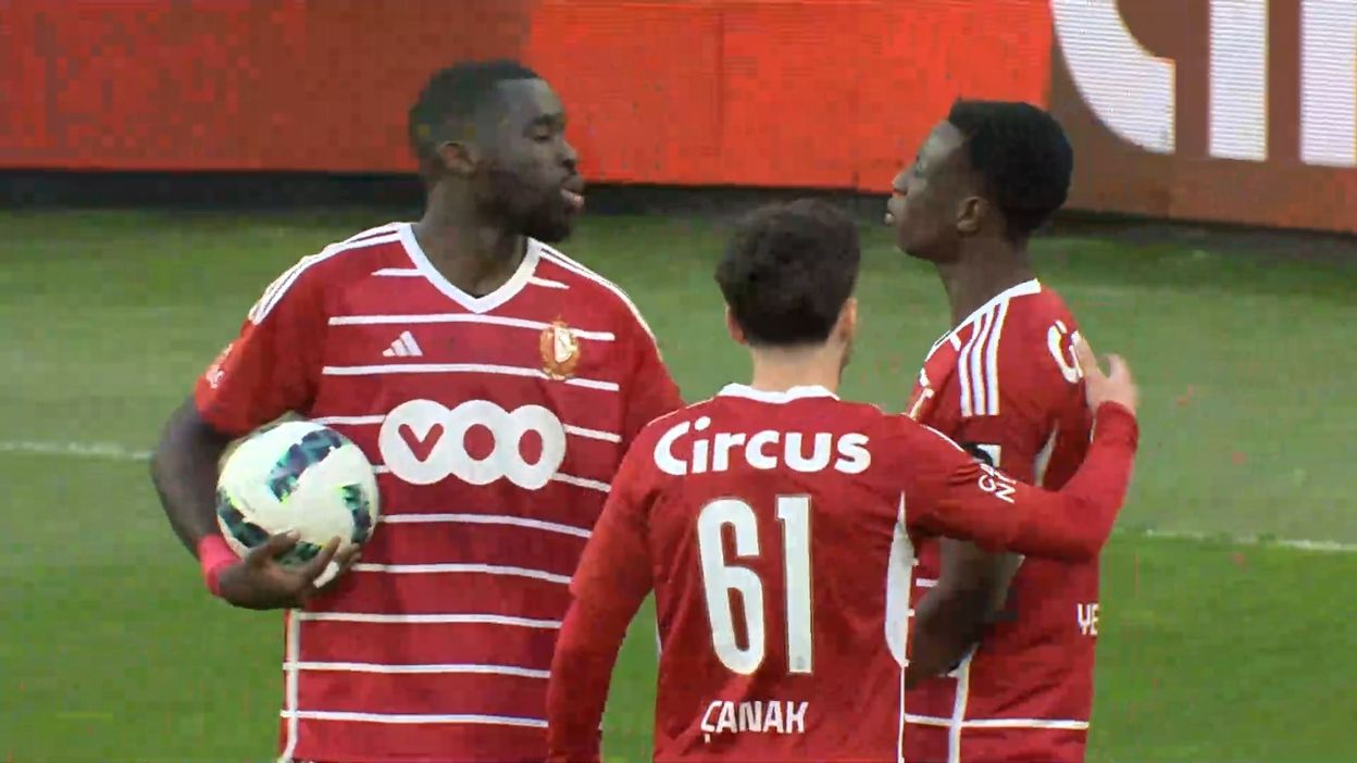 Kanga et Yeboah se disputent pour tirer un penalty… qui est finalement annulé