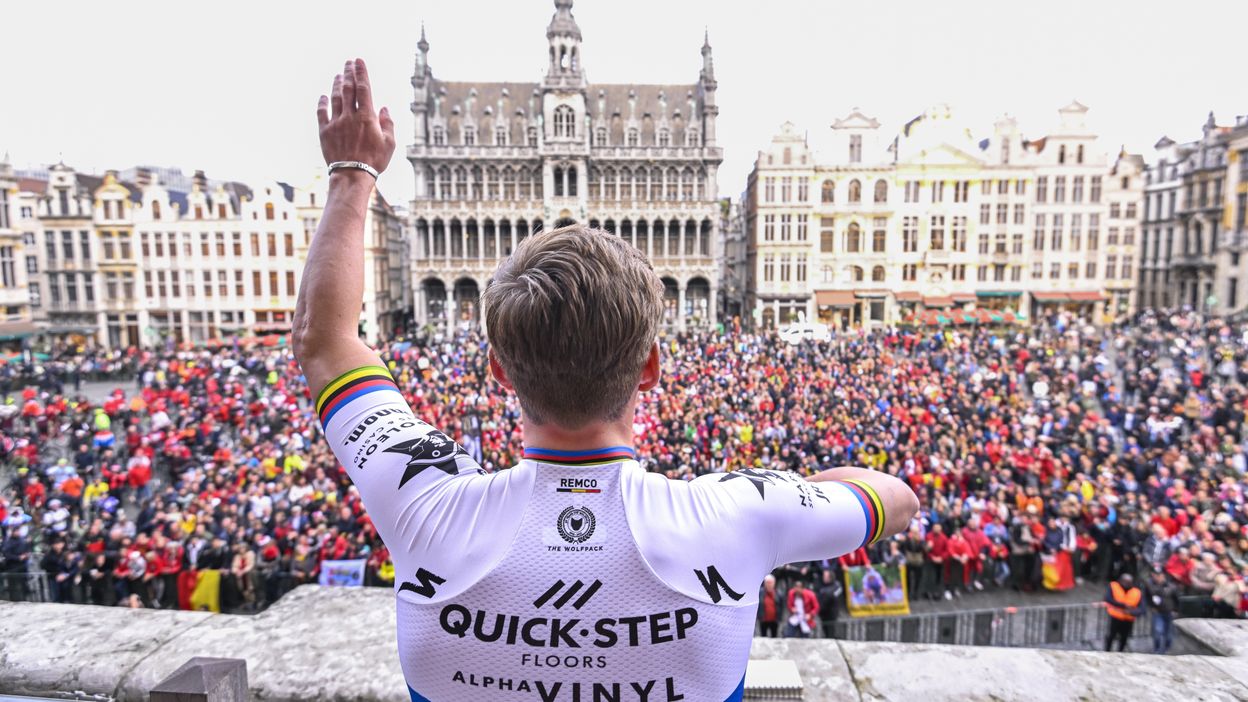 Remco Evenepoel acclamé sur la Grand Place de Bruxelles