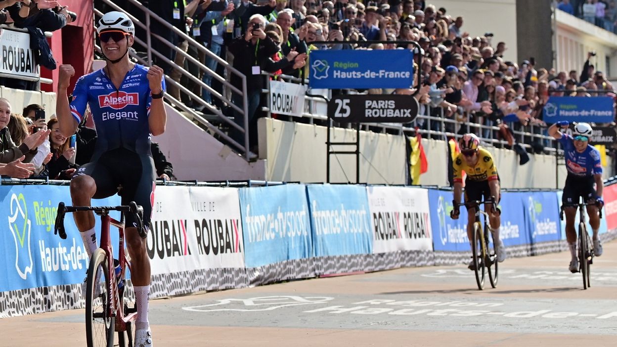 Un super Mathieu Van der Poel remporte Paris-Roubaix en venant à bout d’un Wout van Aert malchanceux