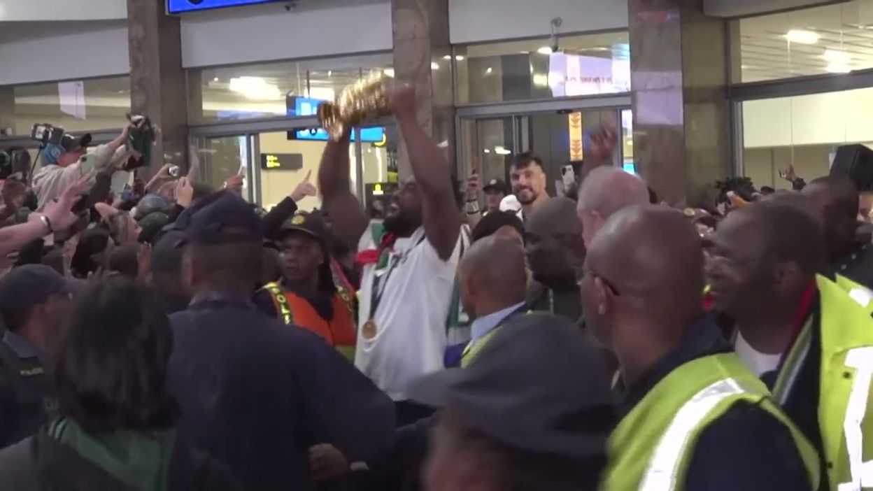 Un aéroport bondé sur plusieurs étages : les Springboks accueillis en héros à Johannesbourg après leur sacre au Mondial de rugby