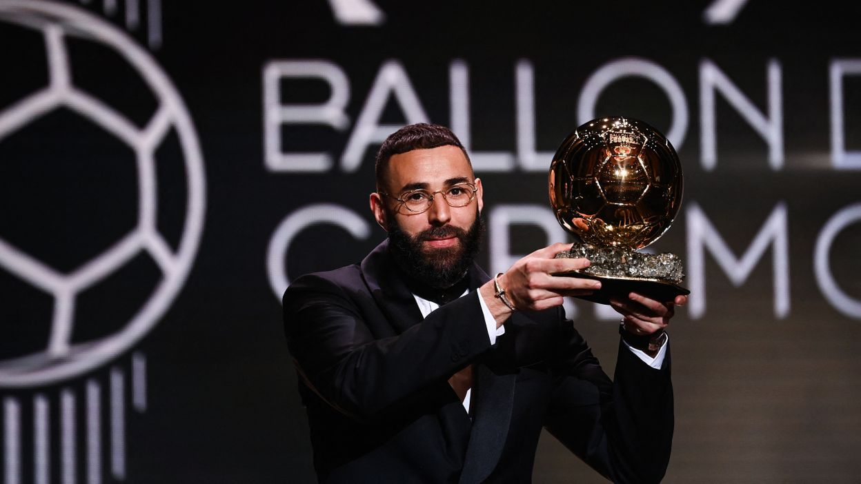 Karim Benzema soulève logiquement le premier Ballon d’Or de sa carrière