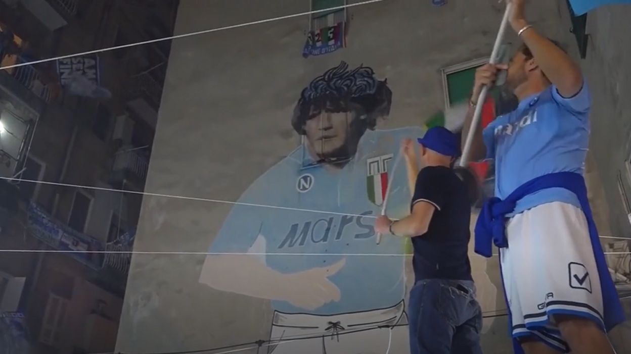 La fête des tifosi napolitains sous la fresque de Maradona dans les 'Quartieri spagnoli'