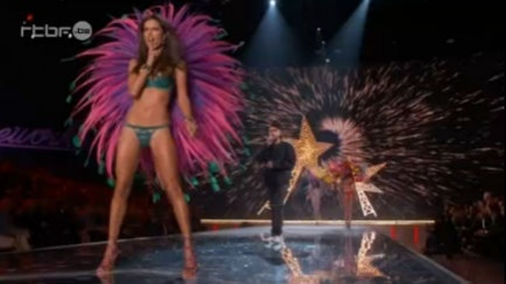 Ventes en baisse, polémiques en série: Victoria's Secret annule son  traditionnel défilé de lingerie - RTBF Actus
