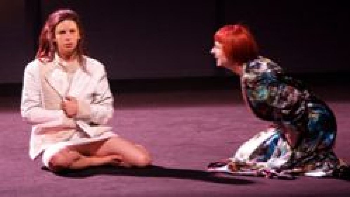 Charlotte de Villalonga et Anne Claire dans "La jeune fille folle de son âme"