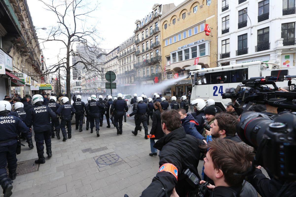 La police repousse les "hooligans" vers la place De Brouckère en faisant usage de l'autopompe.