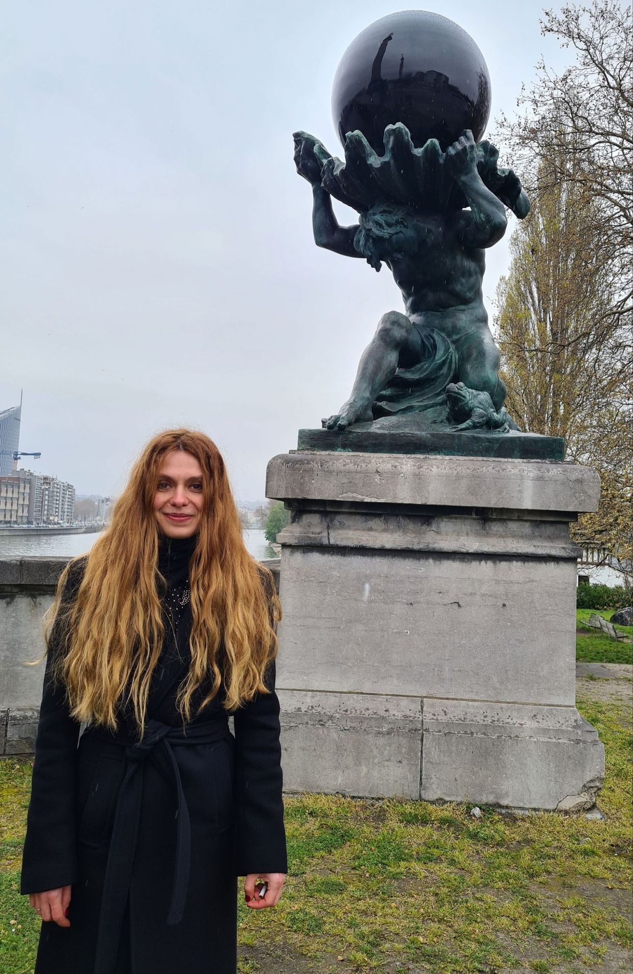 L’artiste Maria Vita Goral à côté de l’une des perles