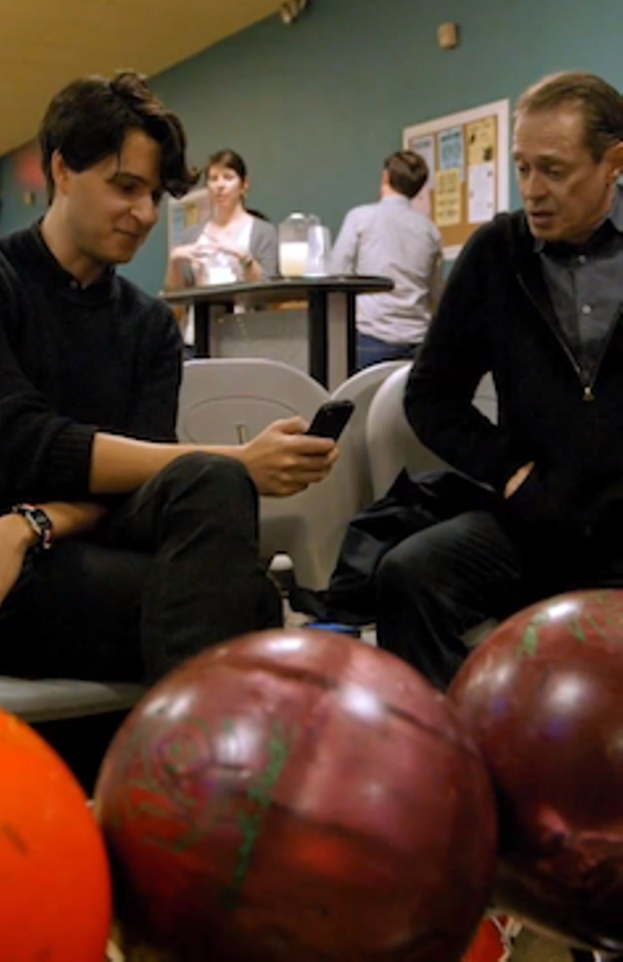 Vampire Weekend au bowling avec S. Buscemi encore une vid o