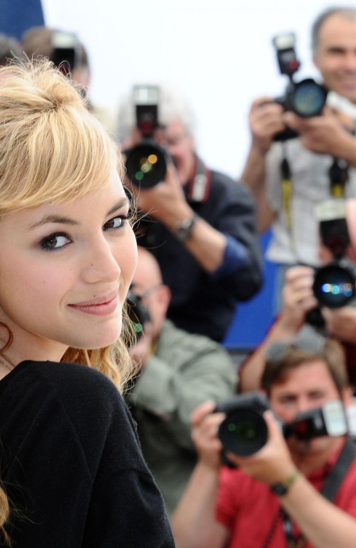 Louise Bourgoin : comment elle est passée de miss météo sexy sur Canal + à  comédienne confirmée - RTBF Actus