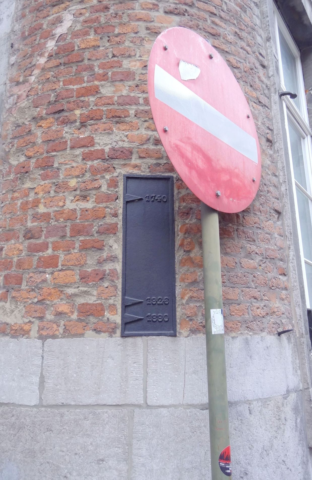 Repère historique de crue, situé sur une façade de la rue Saint-Nicolas, à Namur.