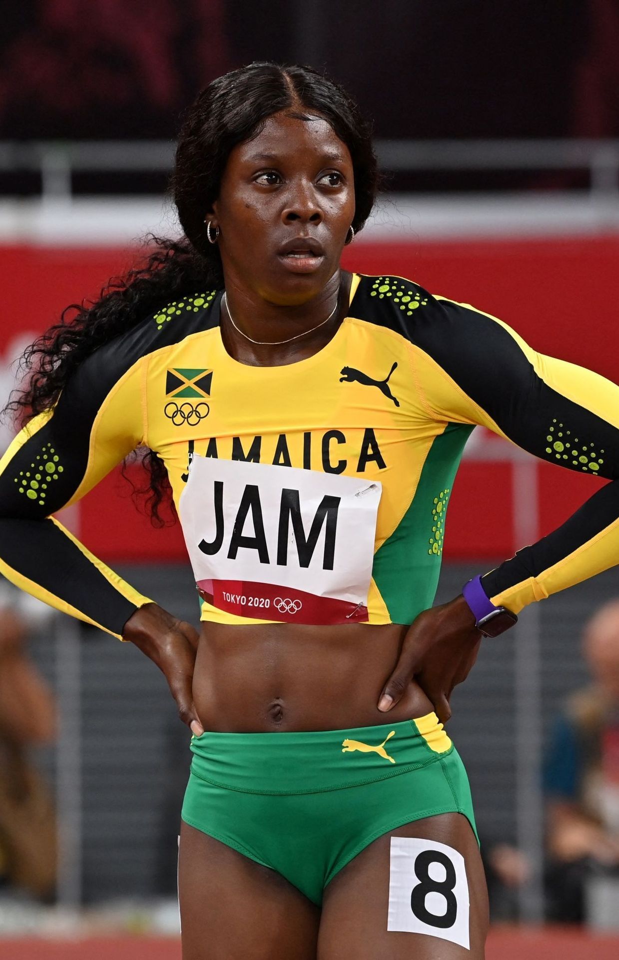 Shericka Jackson à l'arrivée du 200m qui précipite son élimination.