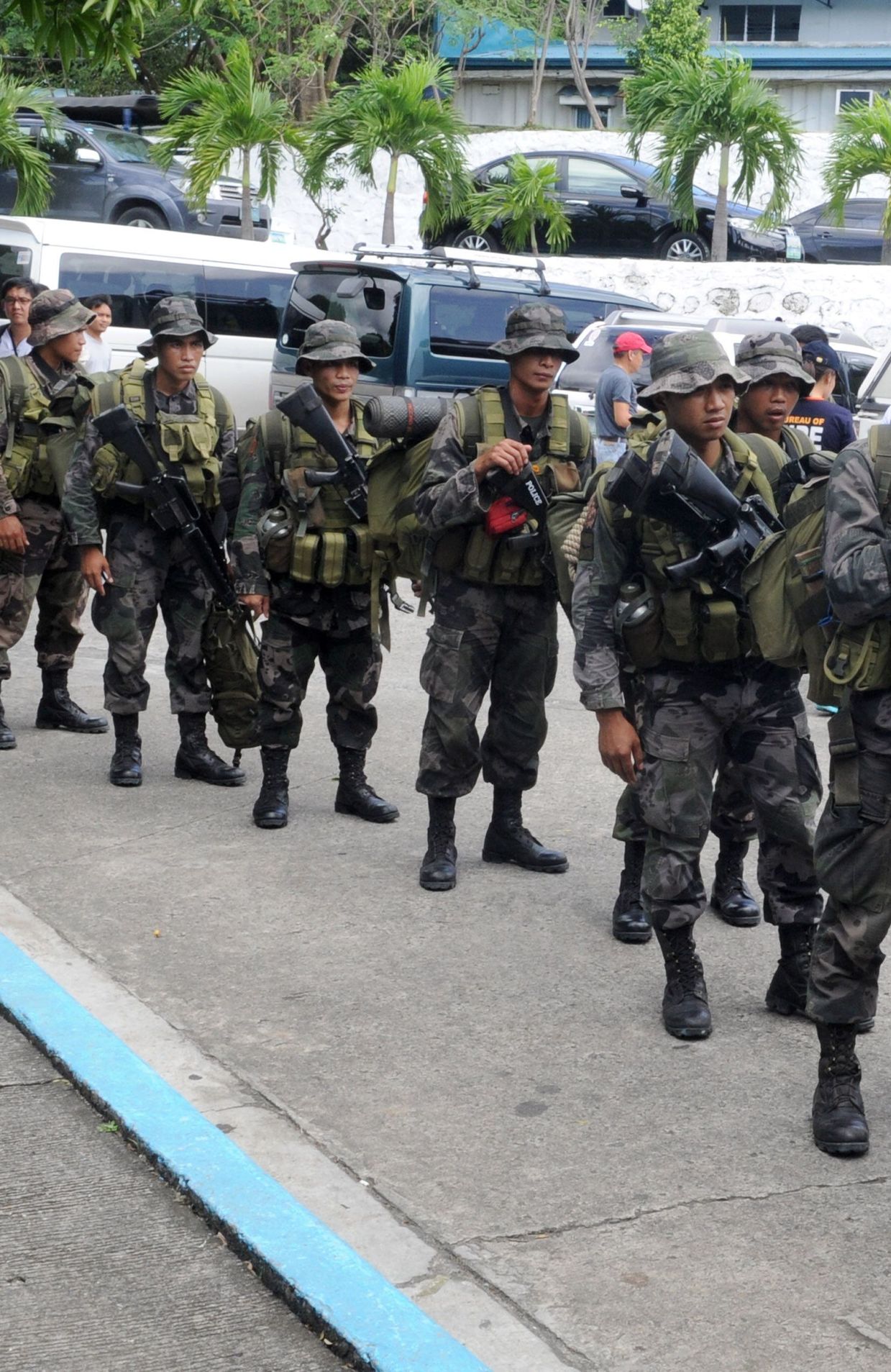 Un commando de la police embarque sur un C-130 à destination de Tacloban.