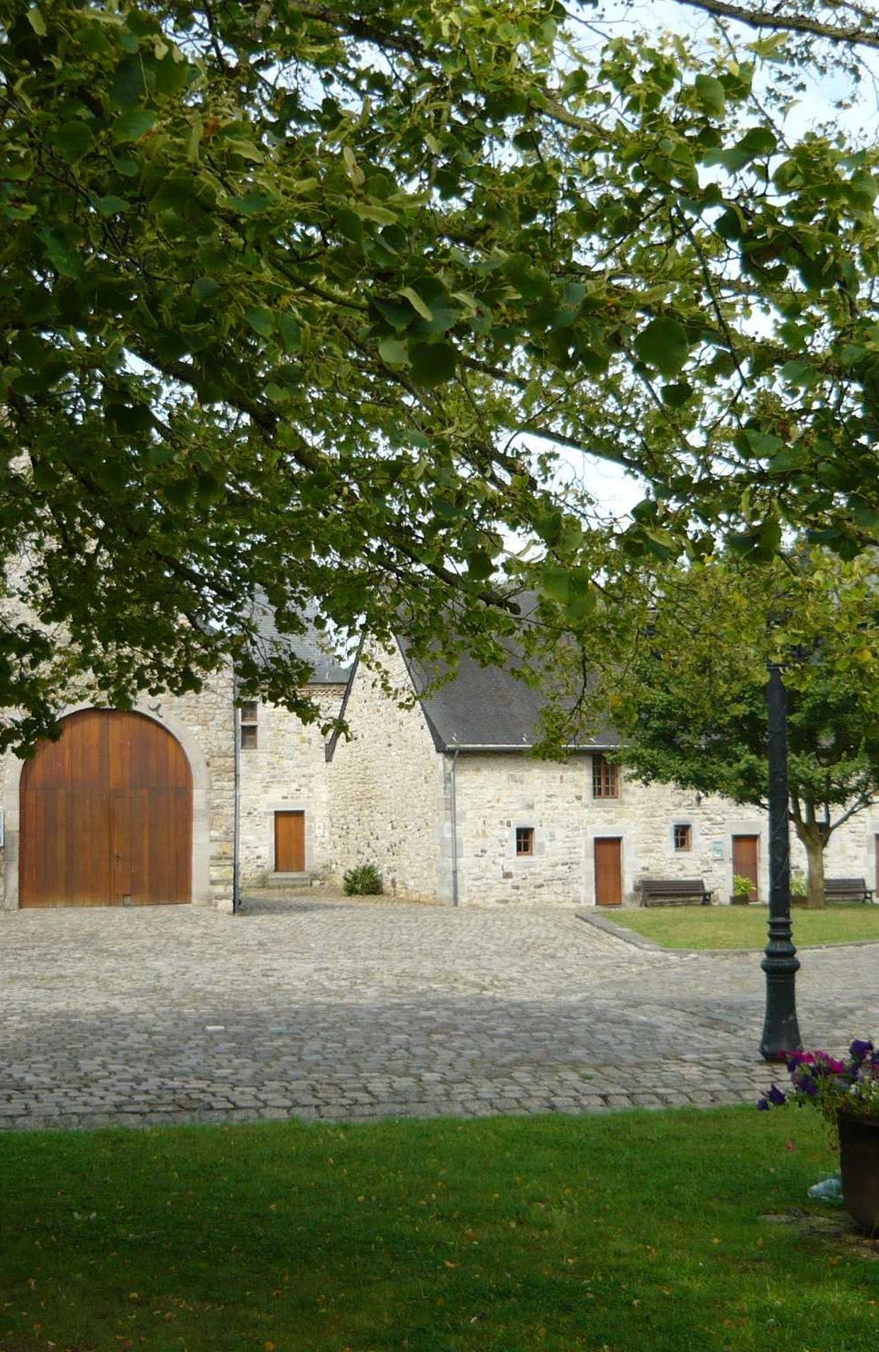 La vieille ferme de Godinne qui abrite le musée archéologique