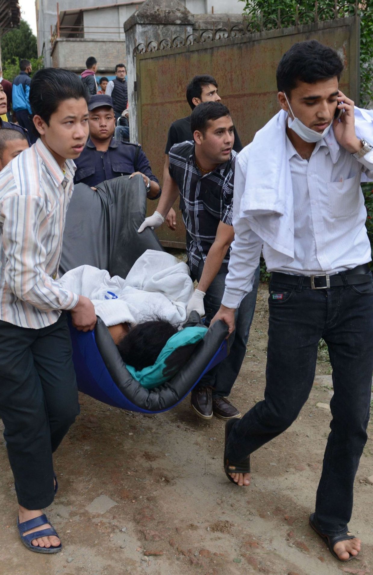 Séisme de magnitude 7,9 au Népal: le bilan s'alourdit et grimpe à 449 morts
