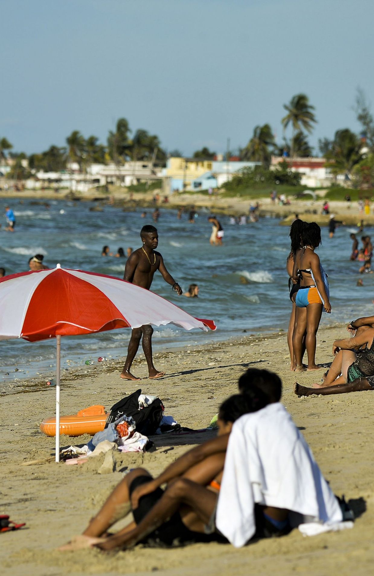 Le droit à la plage des Cubains, malmené par le tourisme et les transports  - RTBF Actus