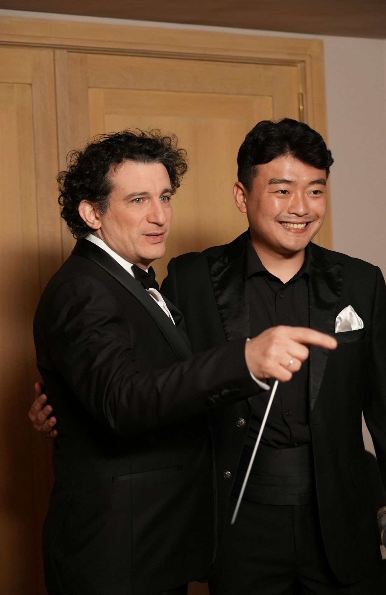 Le maestro Alain Altinoglu avec le finaliste Daniel Gwon
