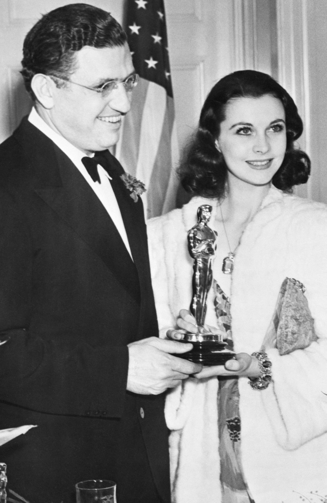 Le producteur David O. Selznick avec l'actrice Vivien Leigh à la cérémonie des Oscars de 1940