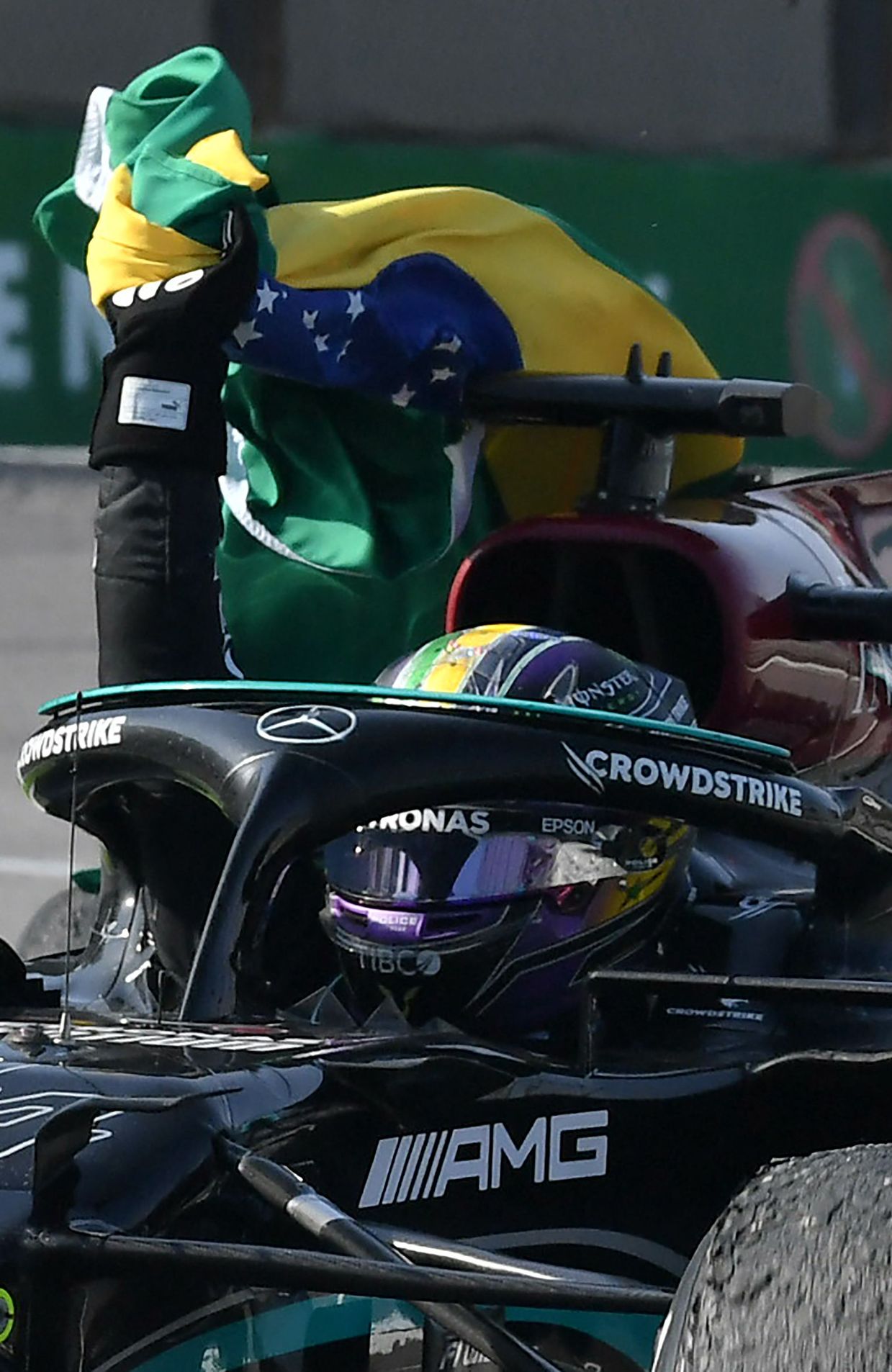 Lewis Hamilton savoure sa victoire au Brésil
