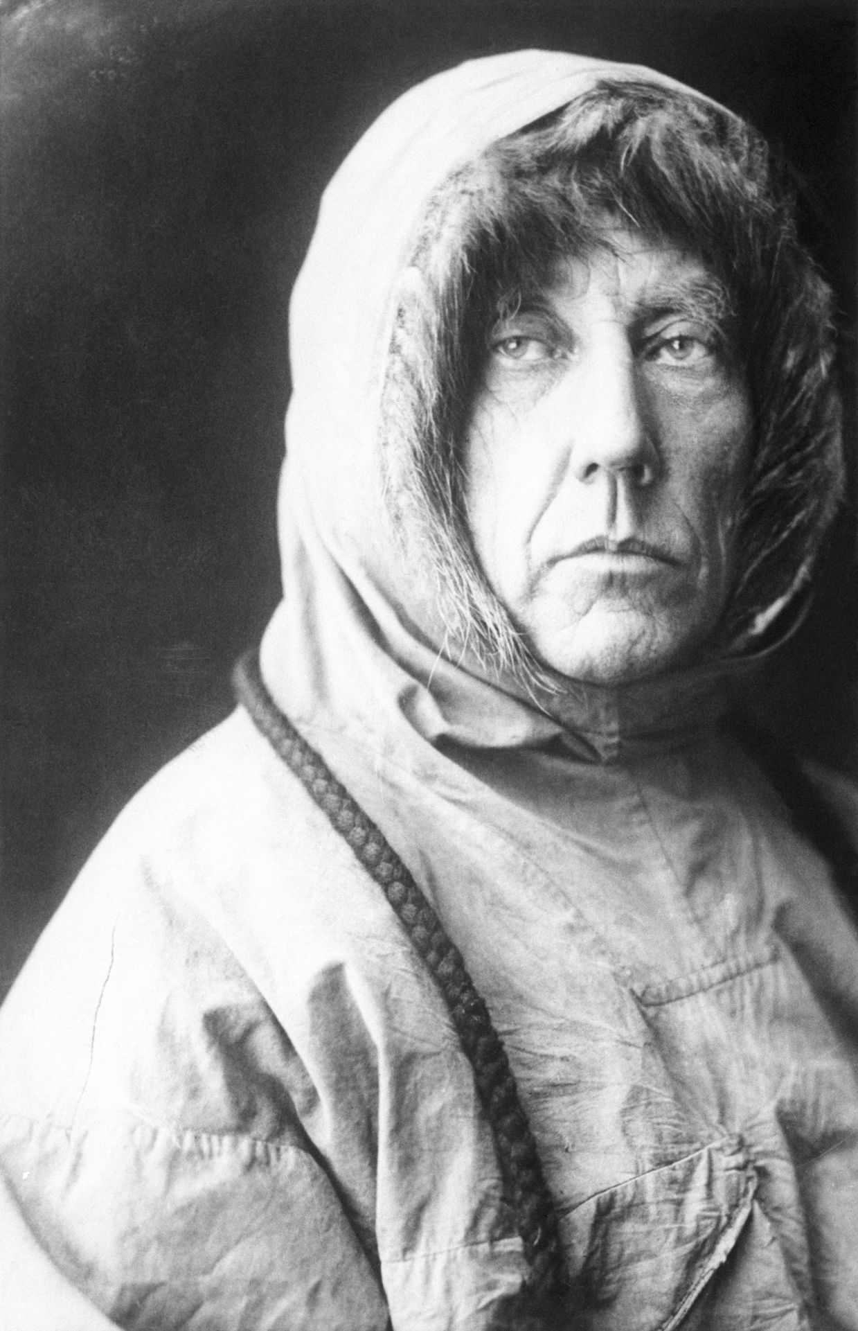 Roald Amundsen dans l’Anorak qu’il a créé en s’inspirant du savoir faire des Inuits.