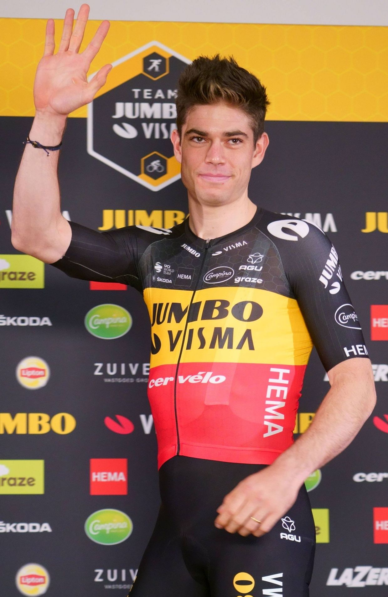 Cyclisme - Wout van Aert salue la presse lors de la présentation de l'équipe Jumbo-Visma pour la saison 2022. 