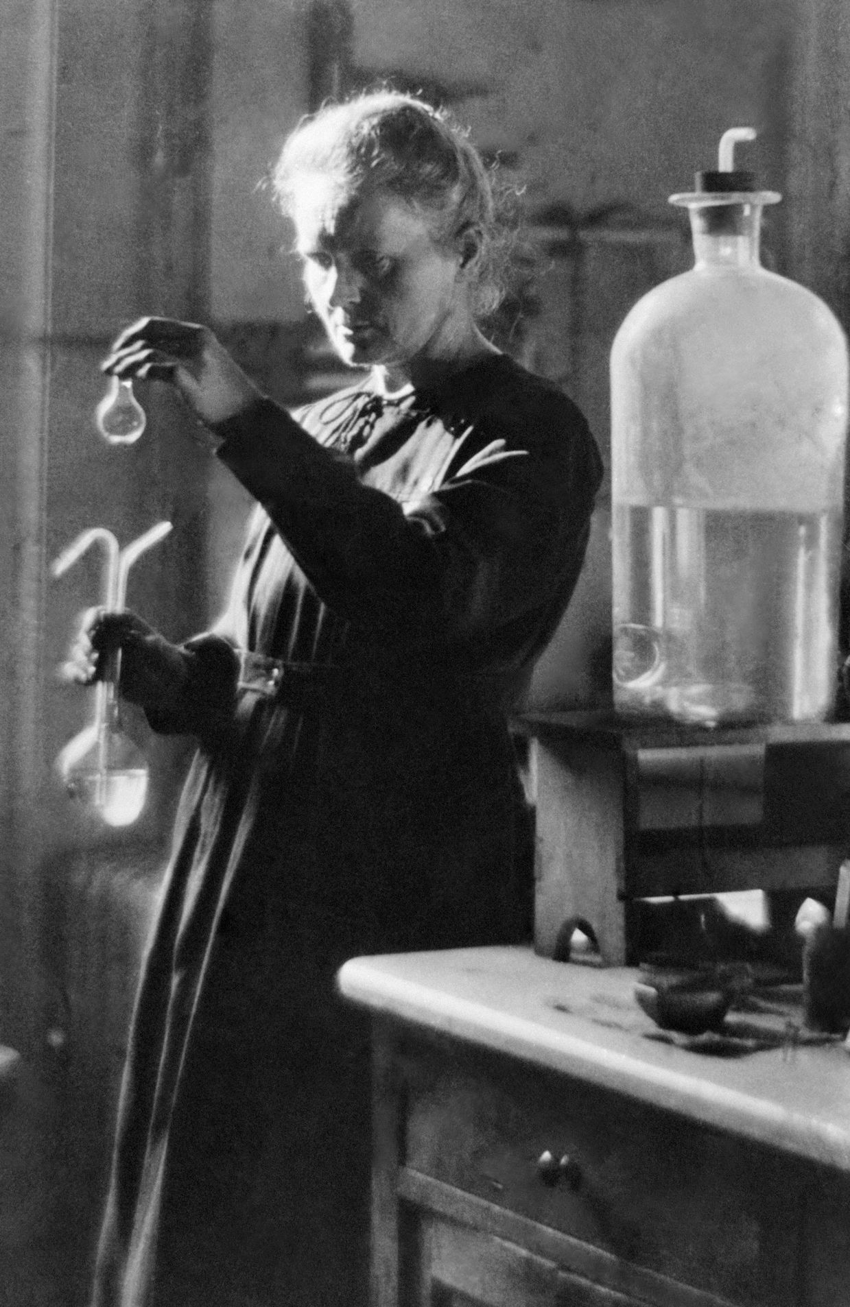 Marie Curie dans son laboratoire universitaire à Paris (1925). 