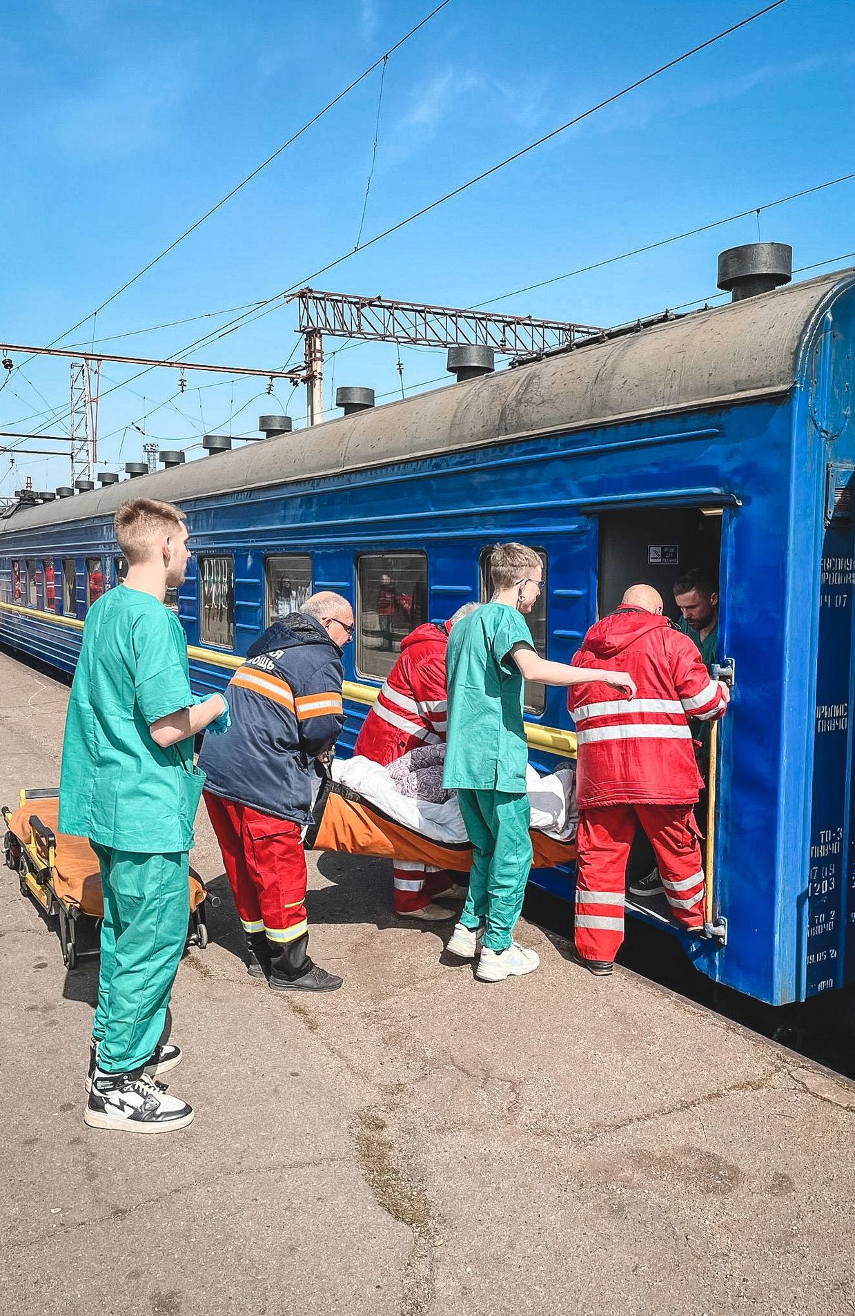 Admission des patients dans le premier train de référence médicale de MSF dans la ville de
Zaporizhzhia. Les patients ont tous été blessés dans la ville assiégée de Marioupol ou en essayant de la quitter.