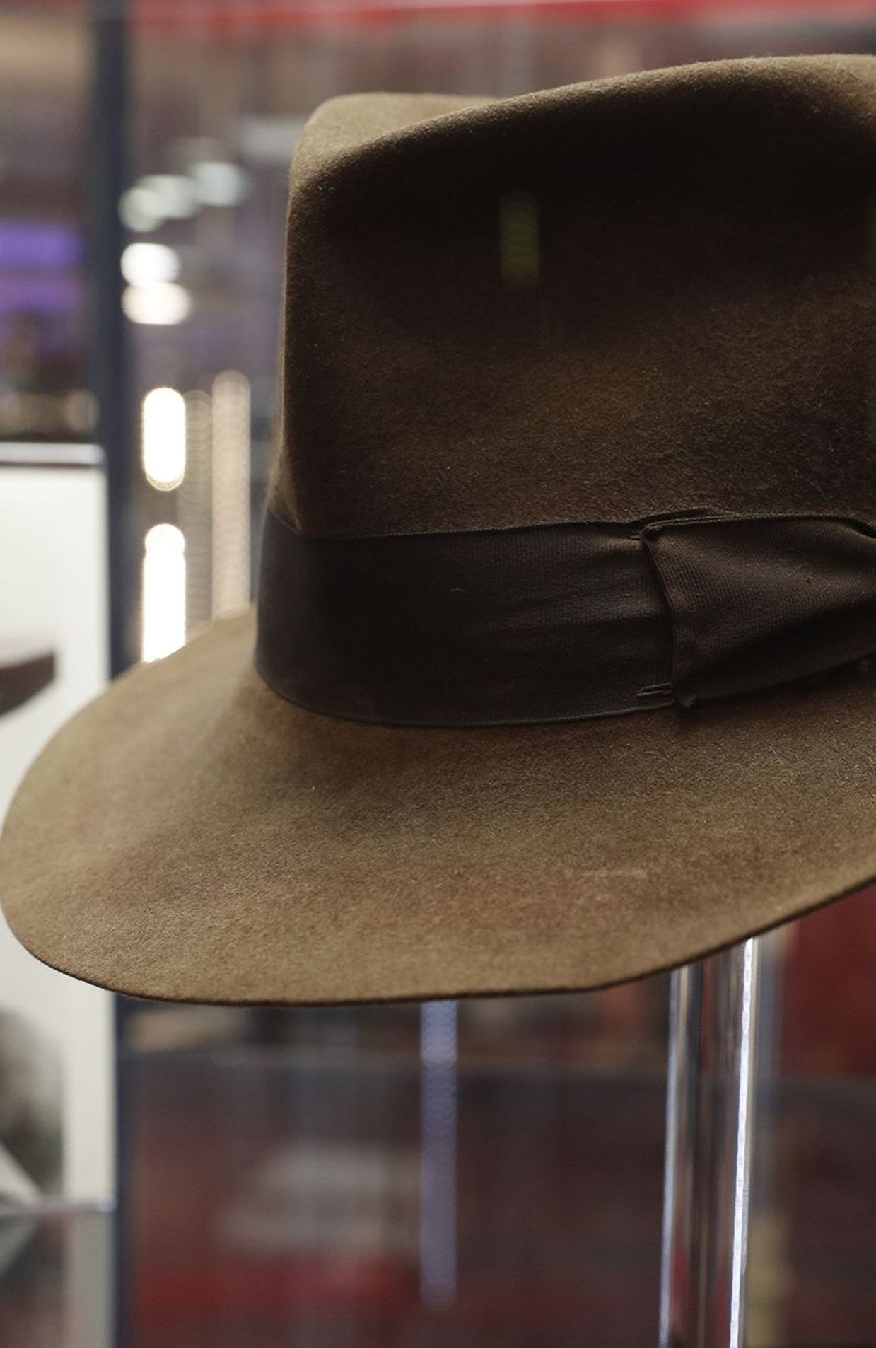 Le chapeau d'Indiana Jones adjugé près de 450.000 euros aux