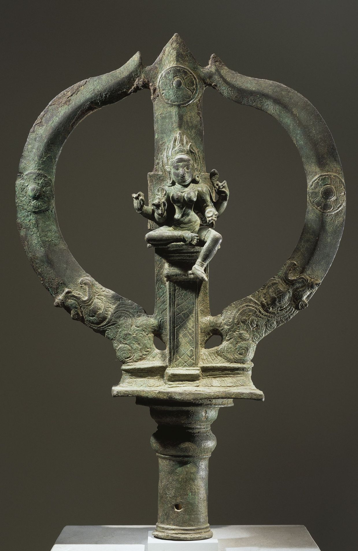 Trident avec la figure en bronze de Mariyammai, déesse de la variole (Inde Période Cola Tanjore Xe Siècle)