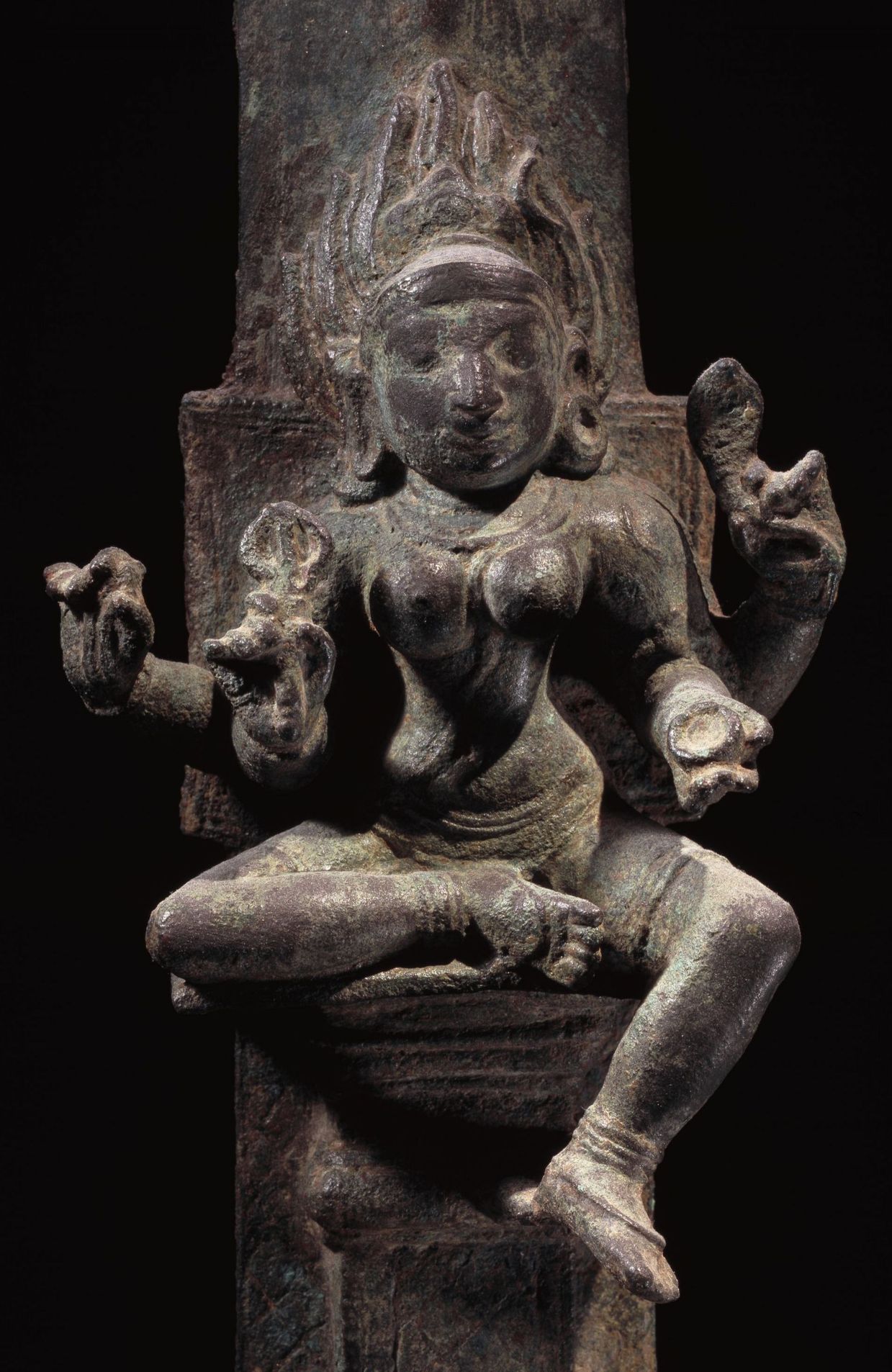 Détail d’un trident à l’effigie de la déesse de la variole Mariyammai (Inde, X-XIIe siècle)