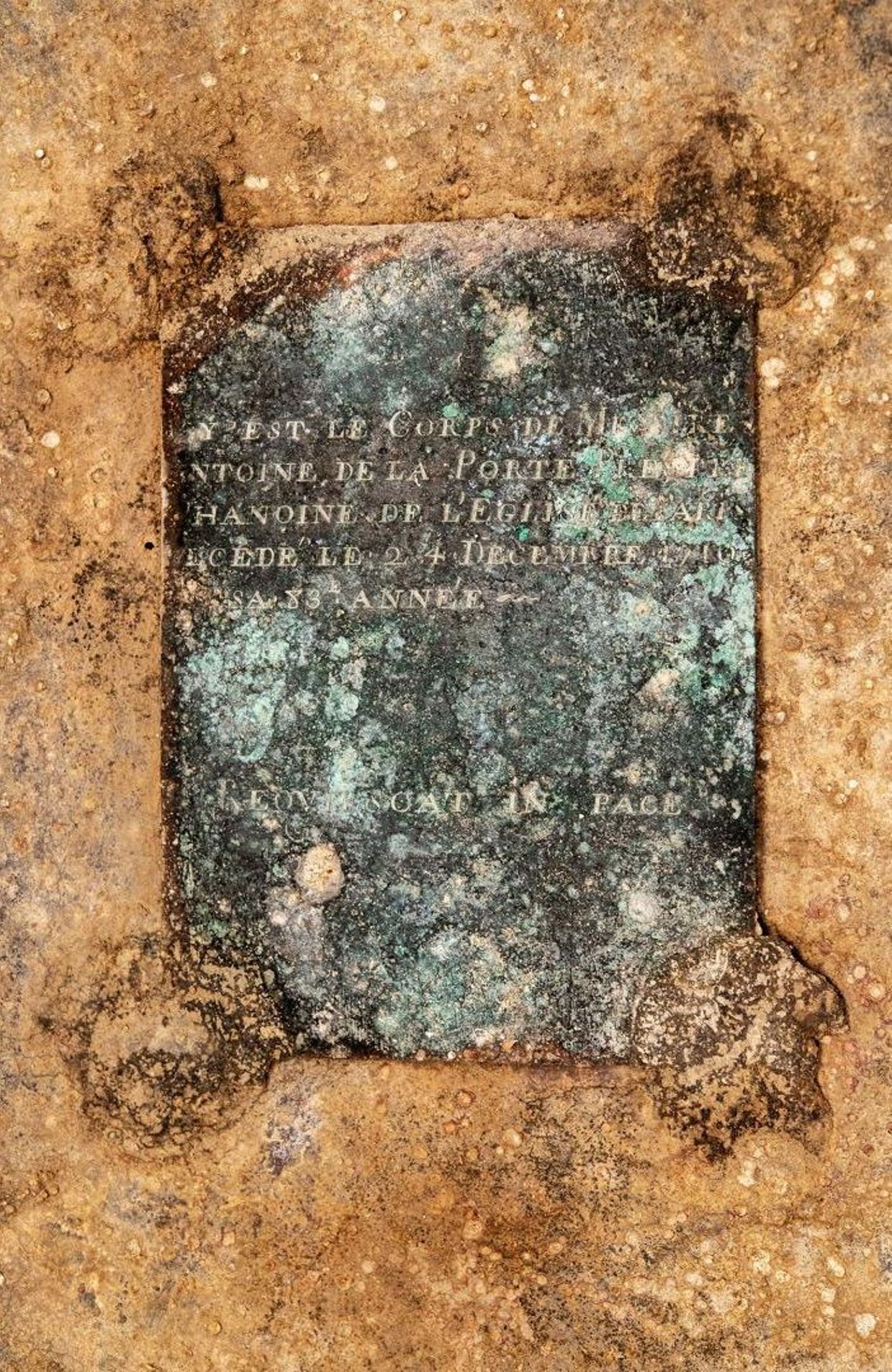 L'épitaphe sur la plaque du sarcophage du chanoine de La Porte.

