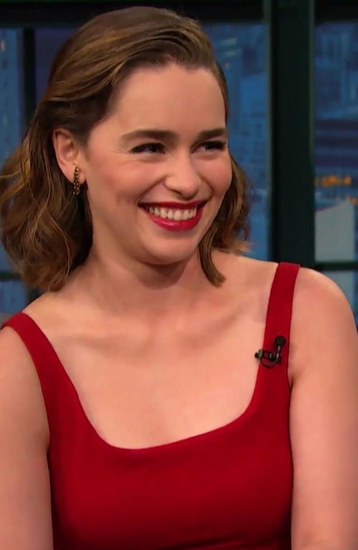 La géniale Emilia Clarke chante en Dothraki et regarde sa scène de nu avec  ses parents - RTBF Actus