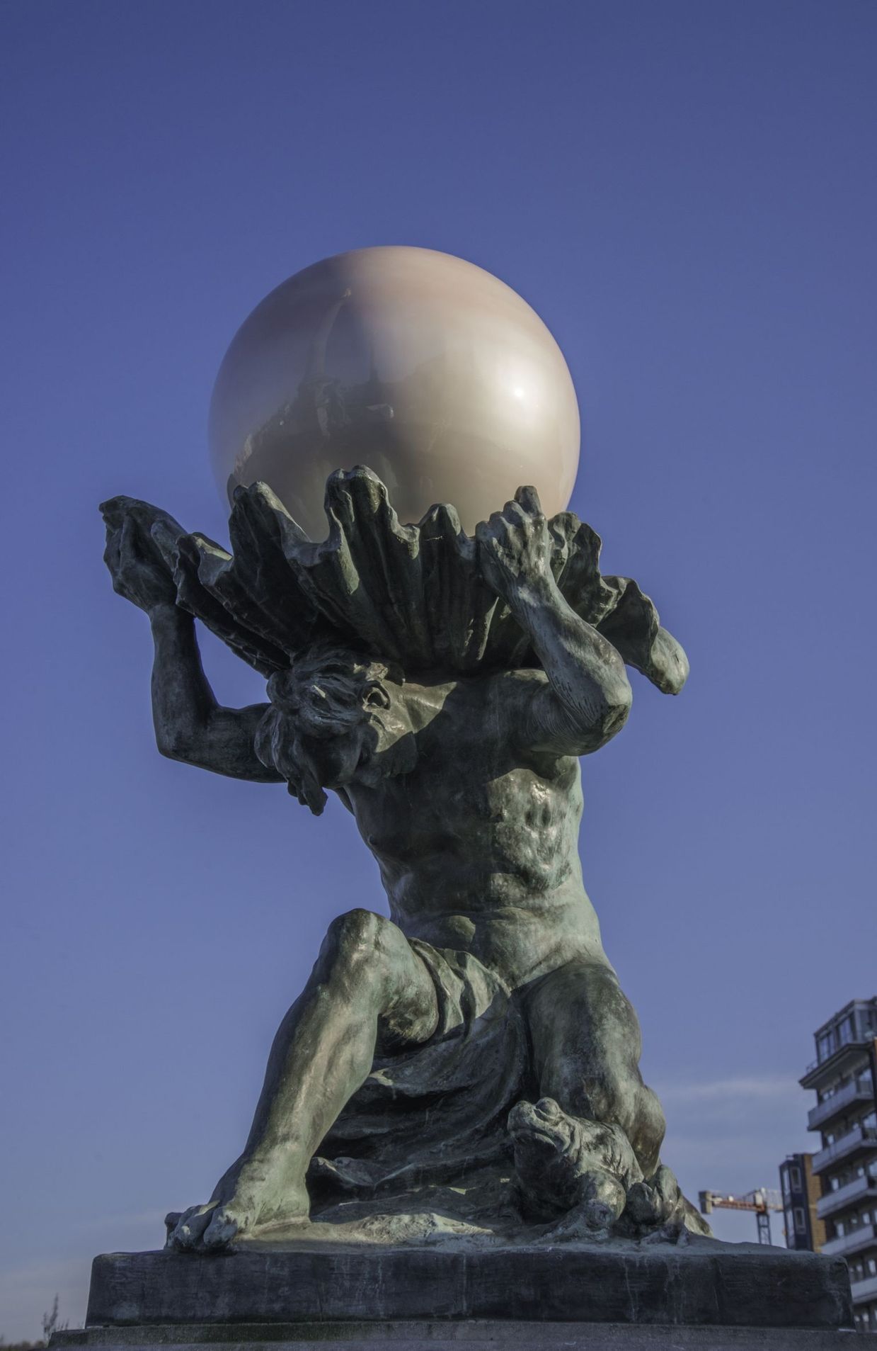 Quatre perles nacrées en acier ont été posées sur les coquillages des statues en bronze de Victor Rousseau qui décorent de part et d’autre le pont de Fragnée.