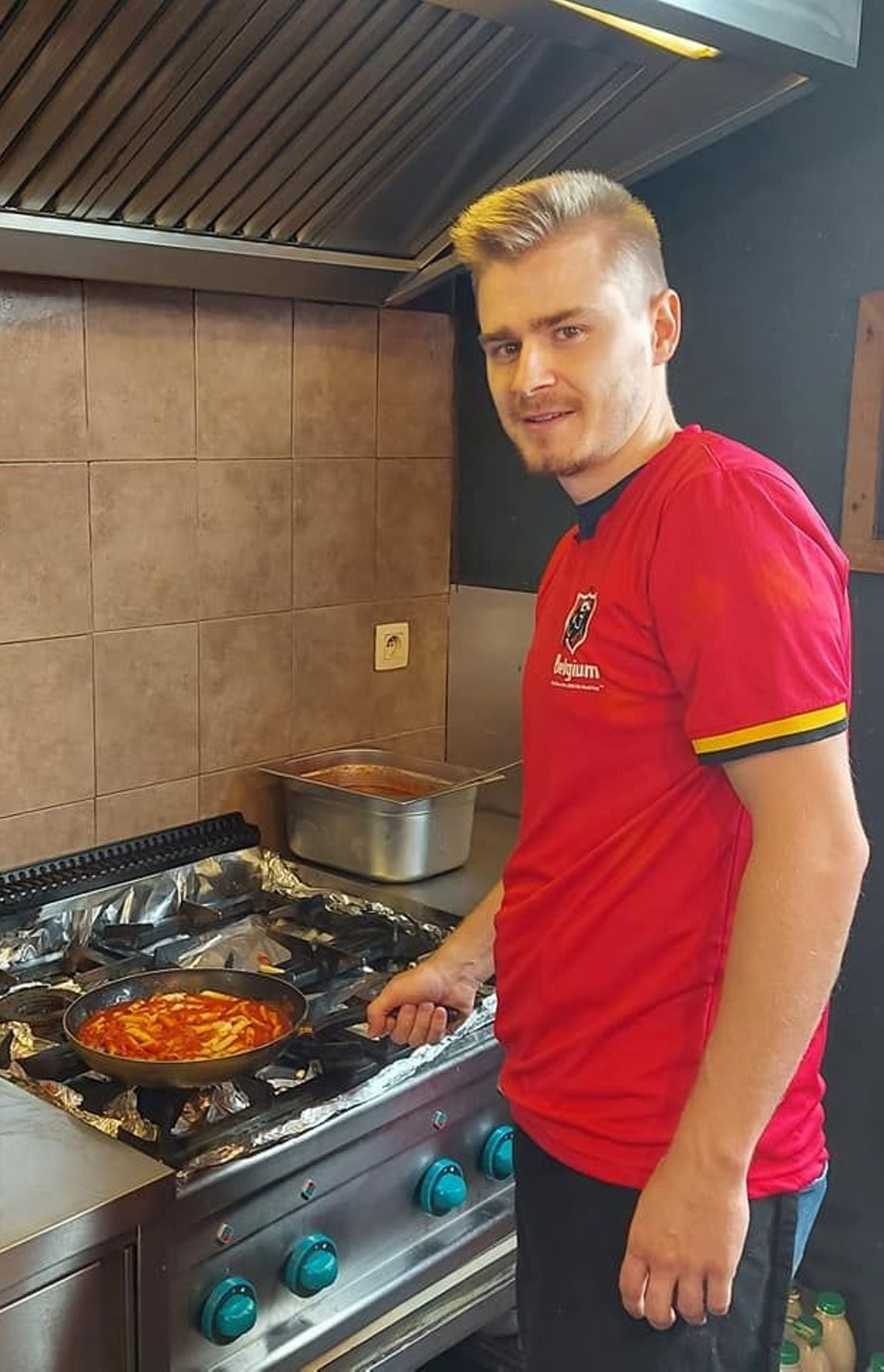 Andy servira des pâtes durant toute une journée si la Belgique perd face à l’Italie ce vendredi.