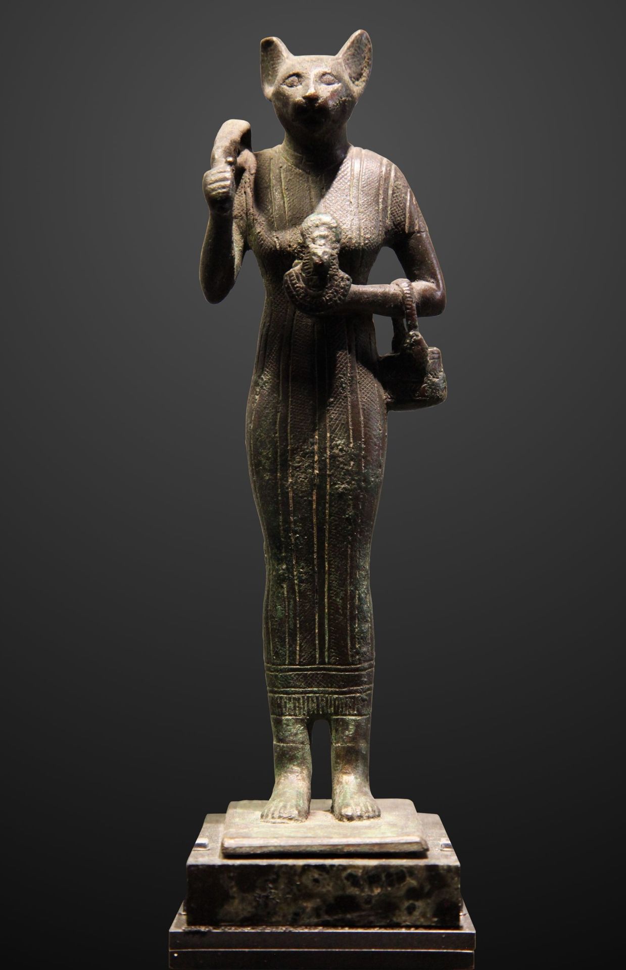 représentation de la déesse Bastet jouant du sistre