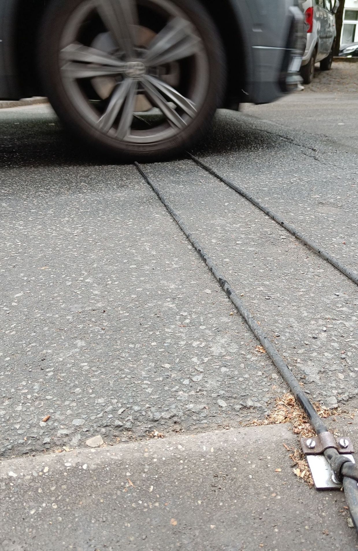 À quoi servent ces câbles noirs en travers de nos routes ? 